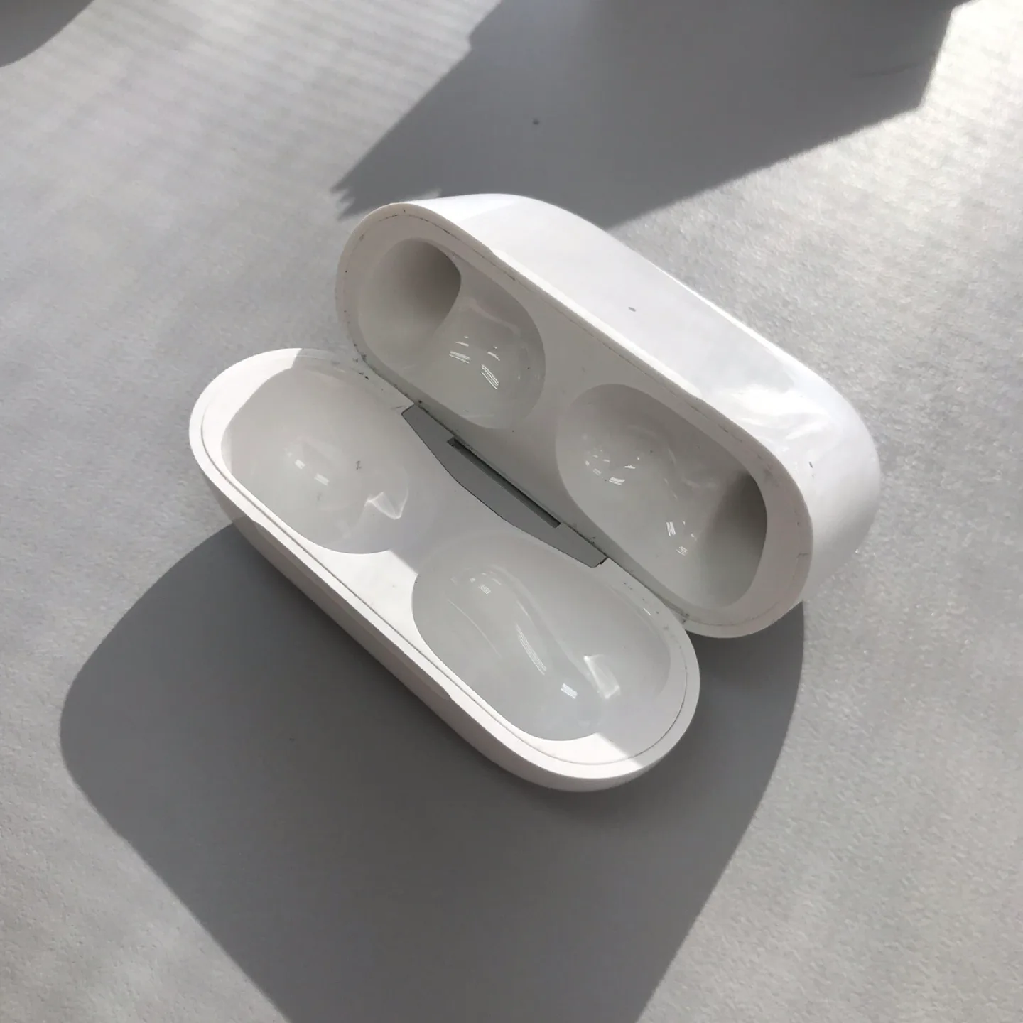 Apple AirPods Charging Case thumbnail