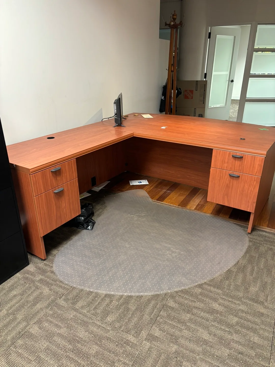 Free L-shaped office desk thumbnail