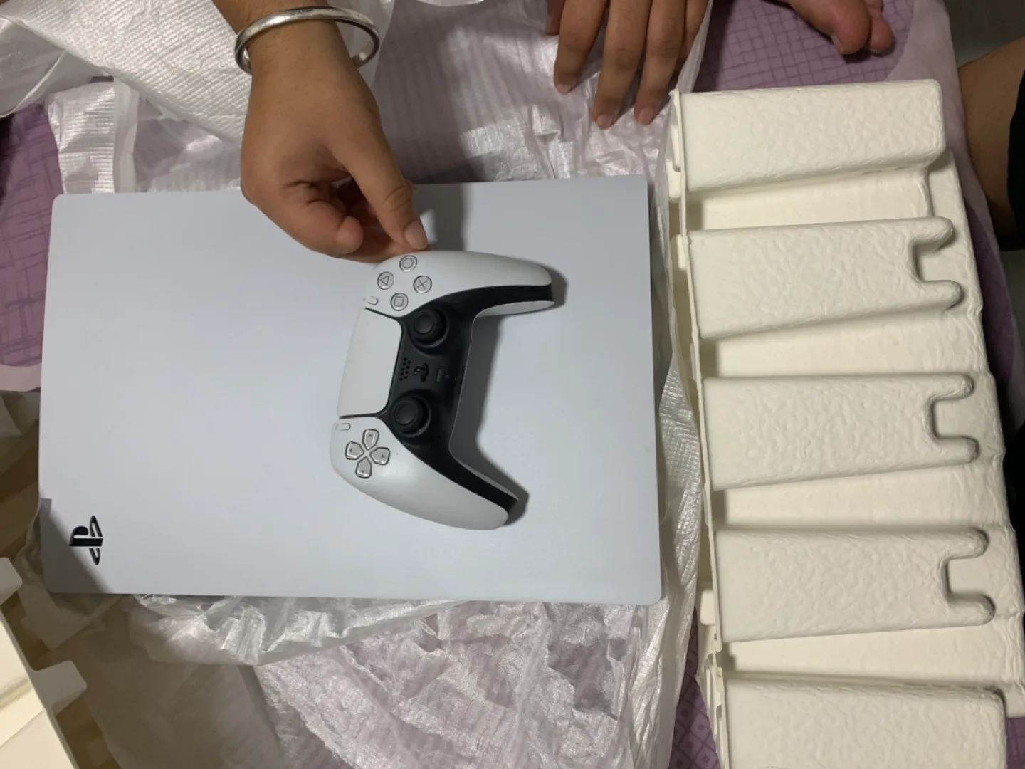 PS5 Digital Edition with God of War Ragnarok image indicator(2)