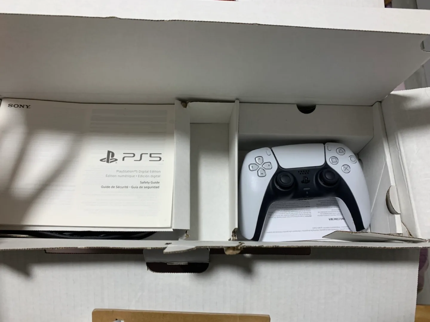 PS5 Digital Edition with God of War Ragnarok image indicator(4)