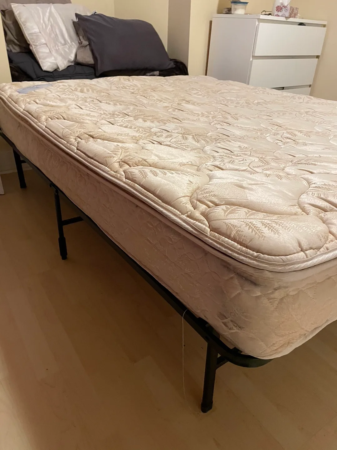 Queen bed for sale! Need to pickup ASAP image indicator(2)
