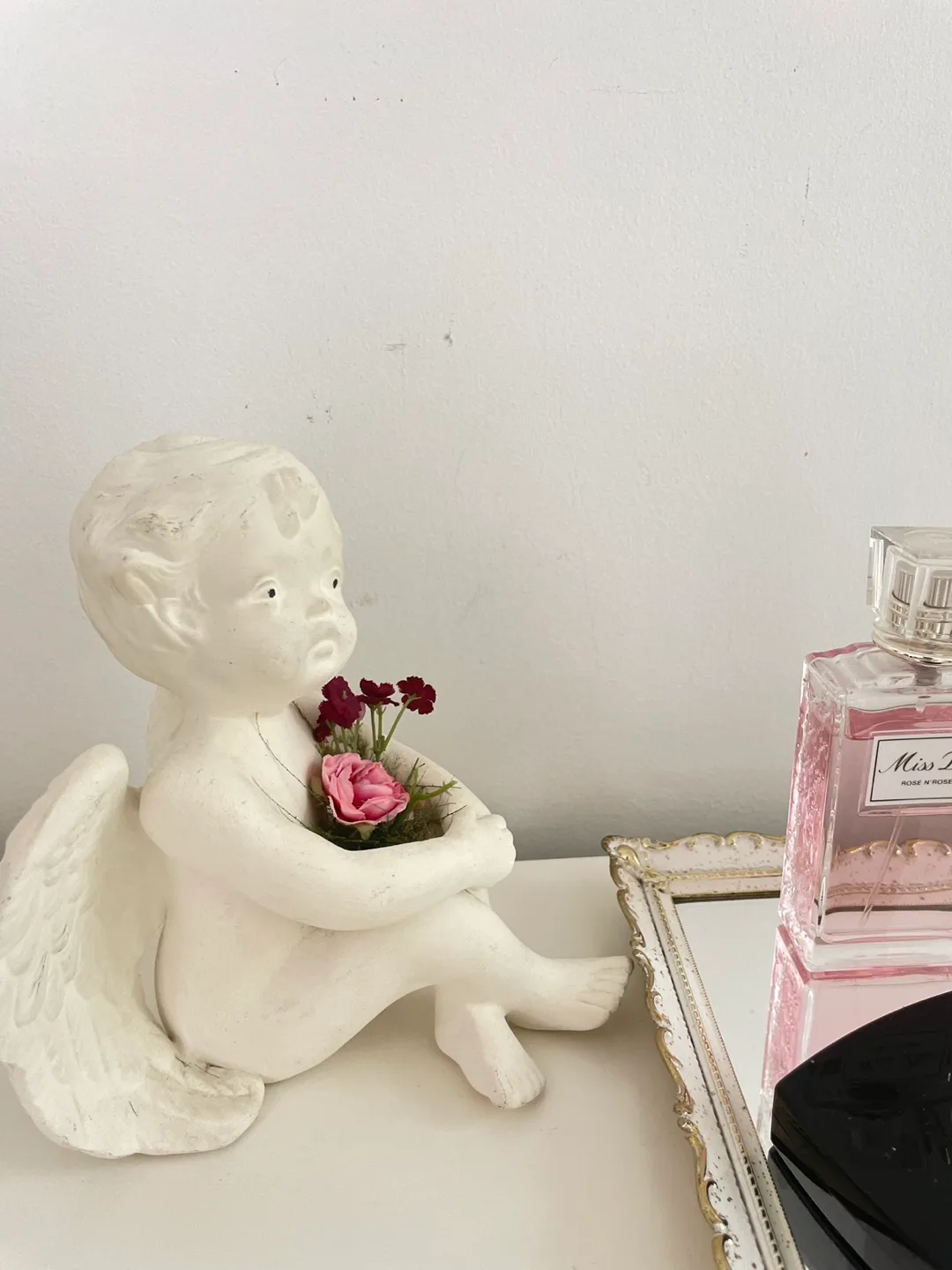 White Cherub Figurine image indicator(2)
