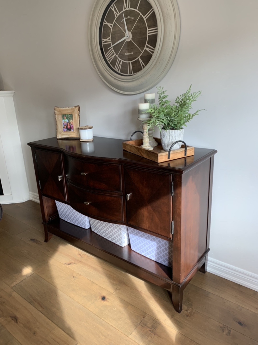 Sideboard/console