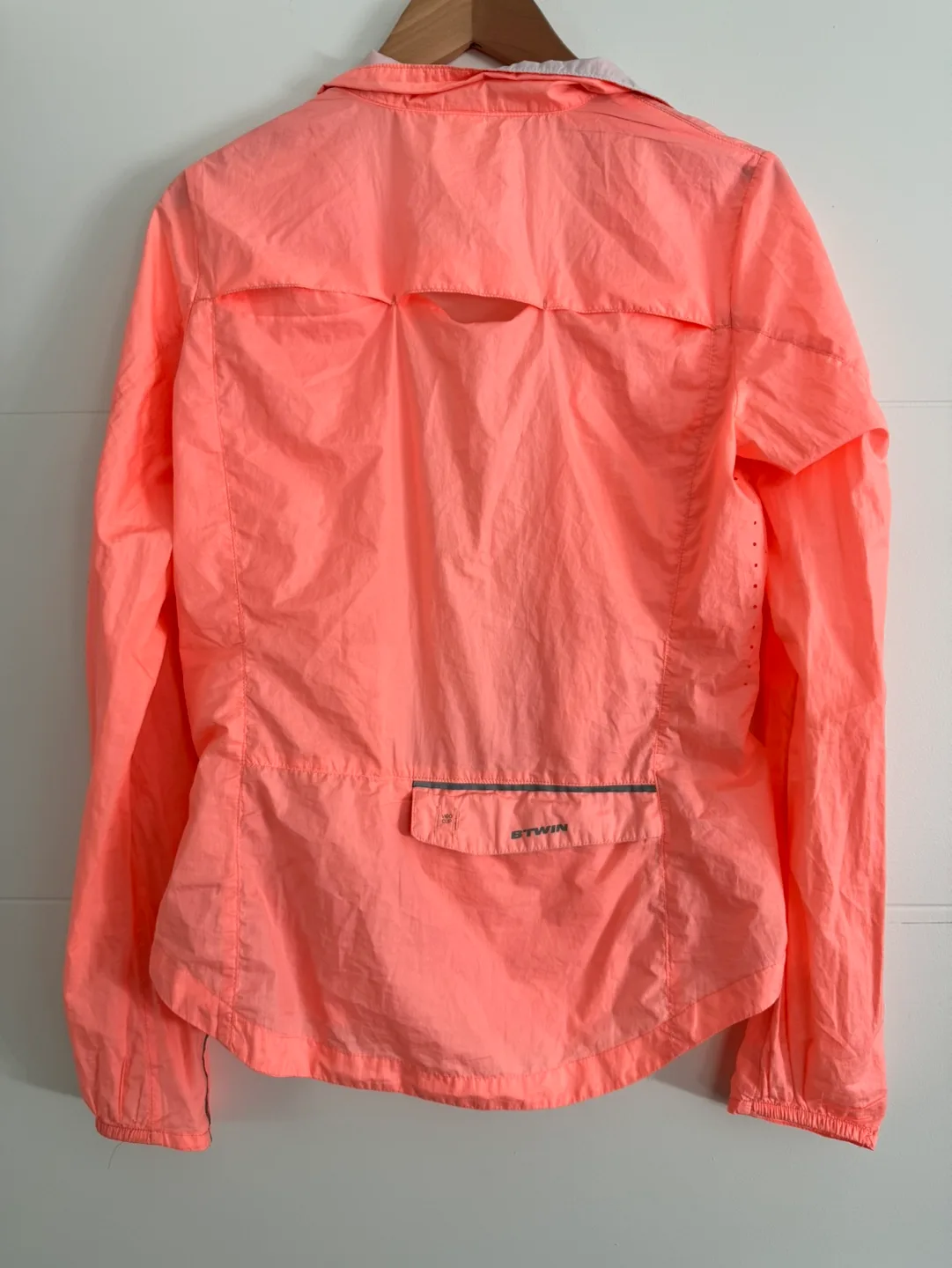 Pink Decathlon biking/running jacket size xsmall image indicator(2)