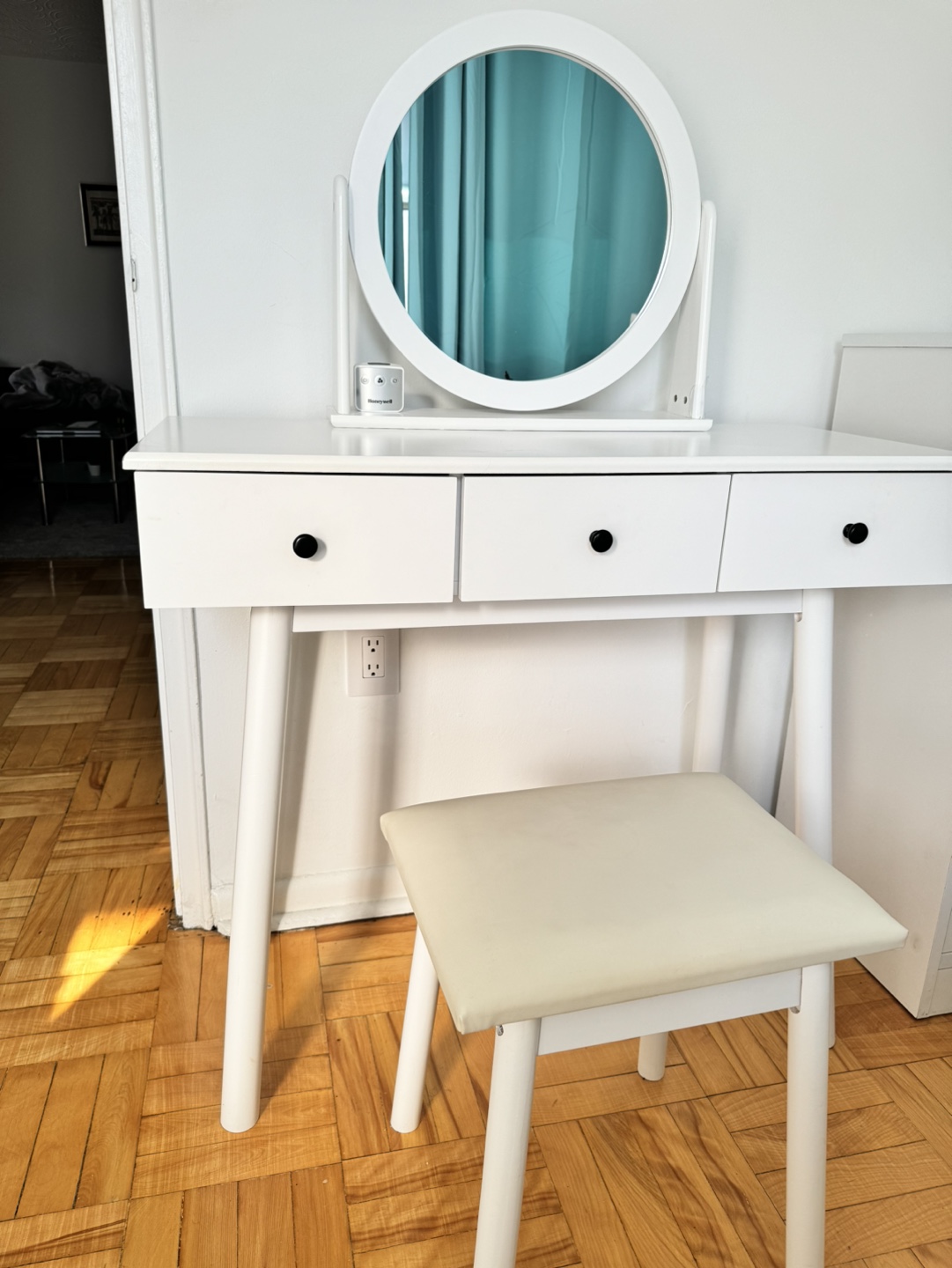 White Vanity Set with Stool and Mirror - photo 4