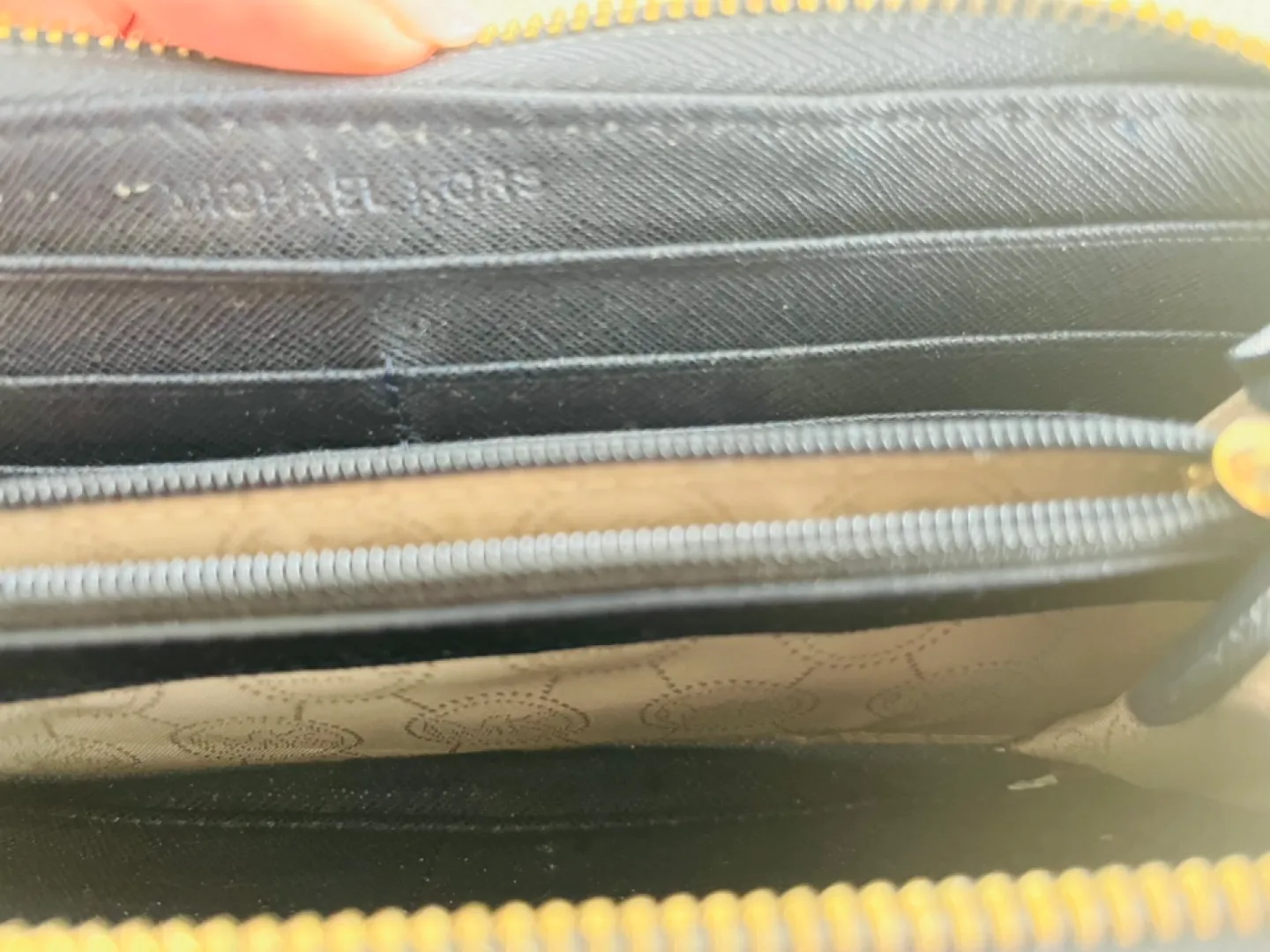 Michael Kors wallet image indicator(5)