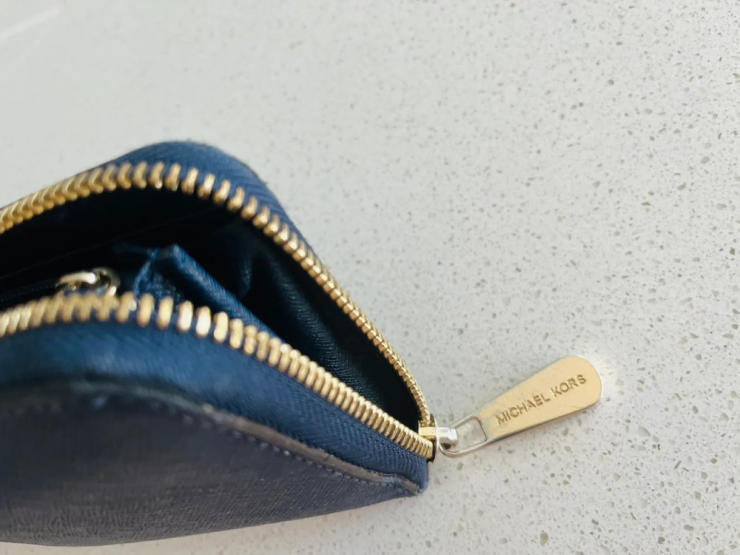 Michael Kors wallet image indicator(3)