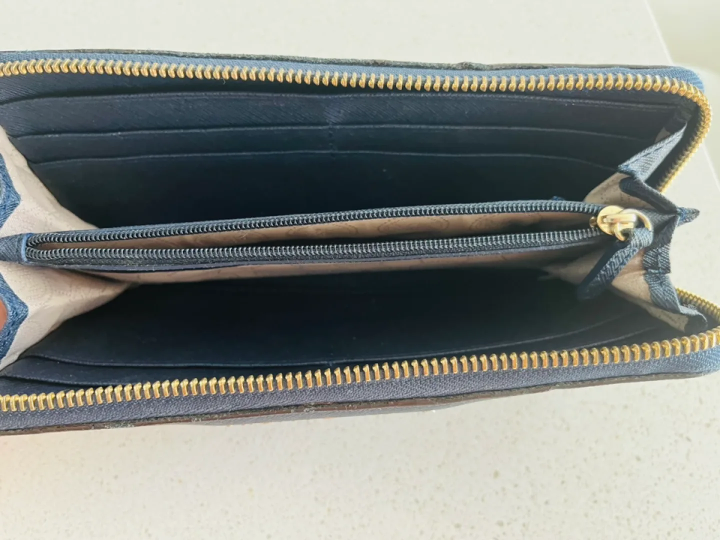 Michael Kors wallet image indicator(7)