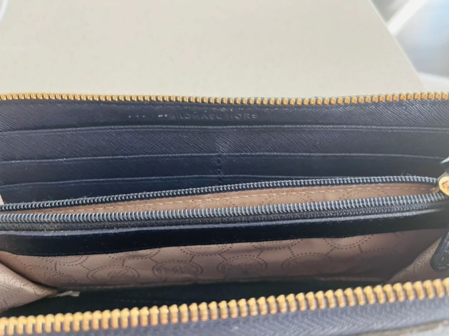 Michael Kors wallet image indicator(4)