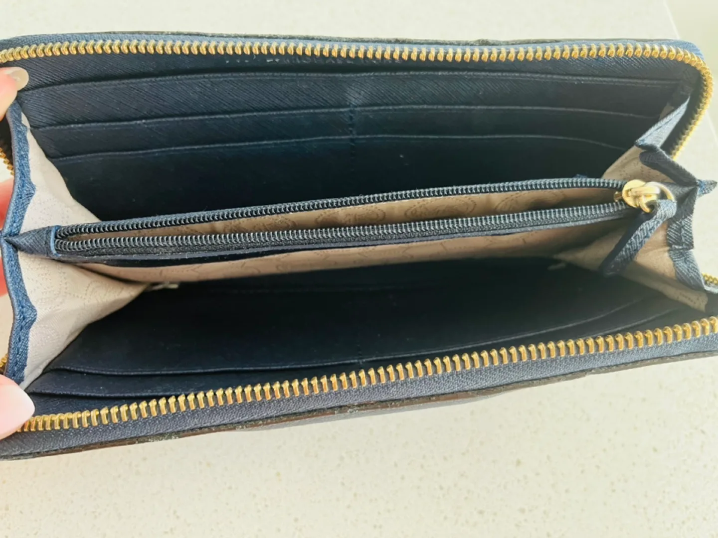 Michael Kors wallet image indicator(8)