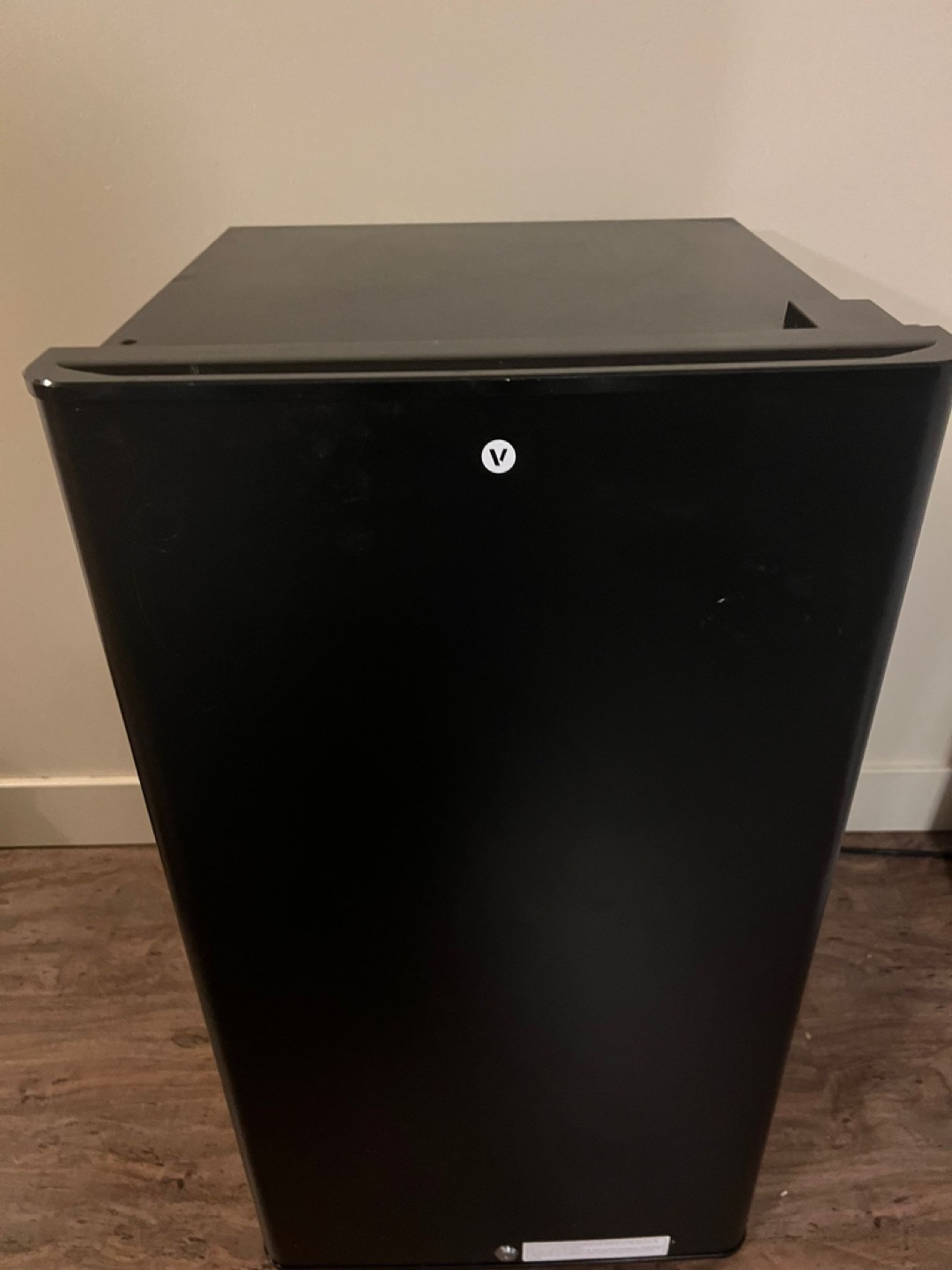 MOVING SALE! Lockable 4.4cu ft minifridge - photo 2