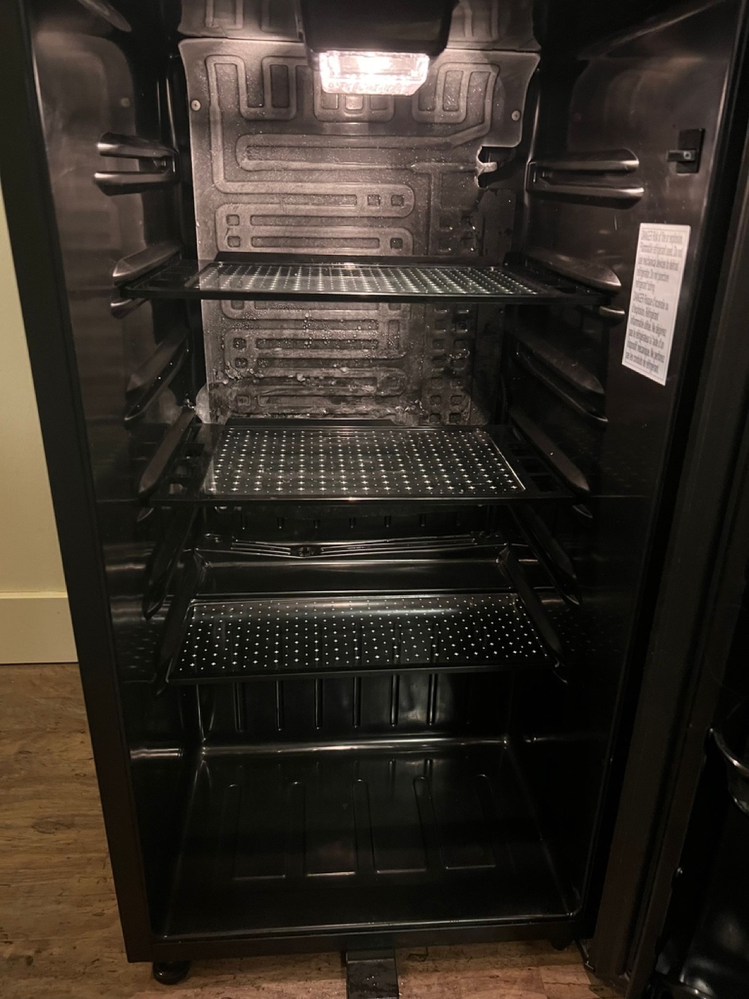 MOVING SALE! Lockable 4.4cu ft minifridge - photo 3