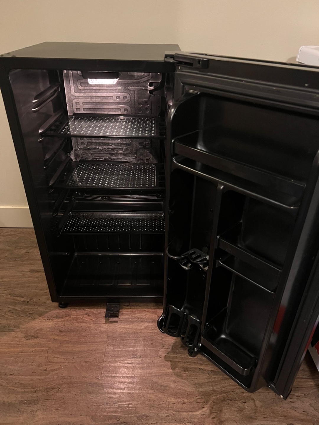 MOVING SALE! Lockable 4.4cu ft minifridge - photo 4