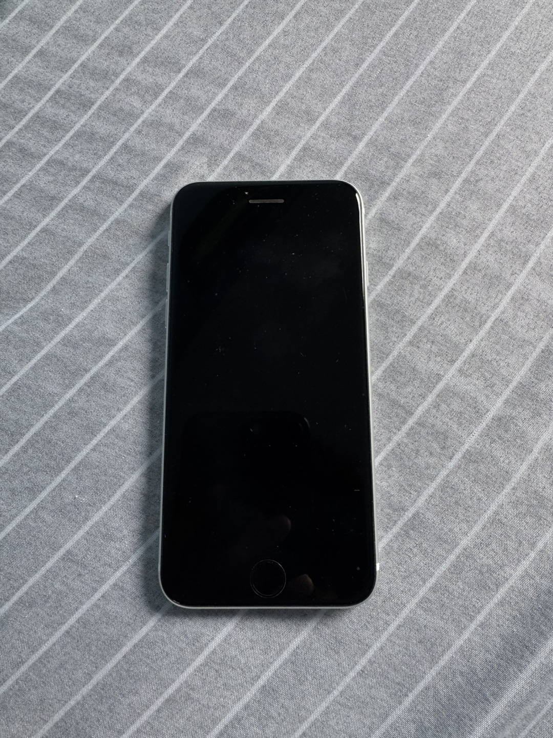 iPhone SE 2nd Gen - photo 2