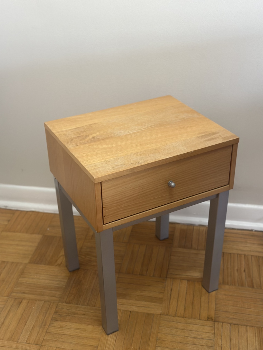 2 Nightstands with Drawer