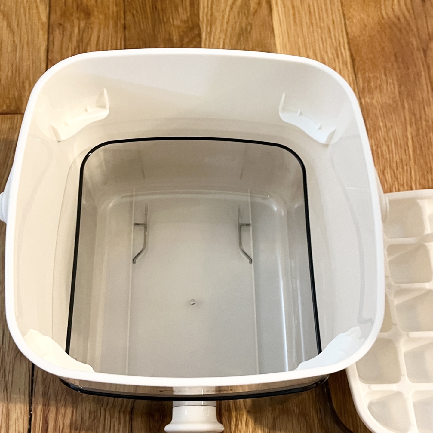 Ice Cube mold with storage bucket #freecycle - photo 3