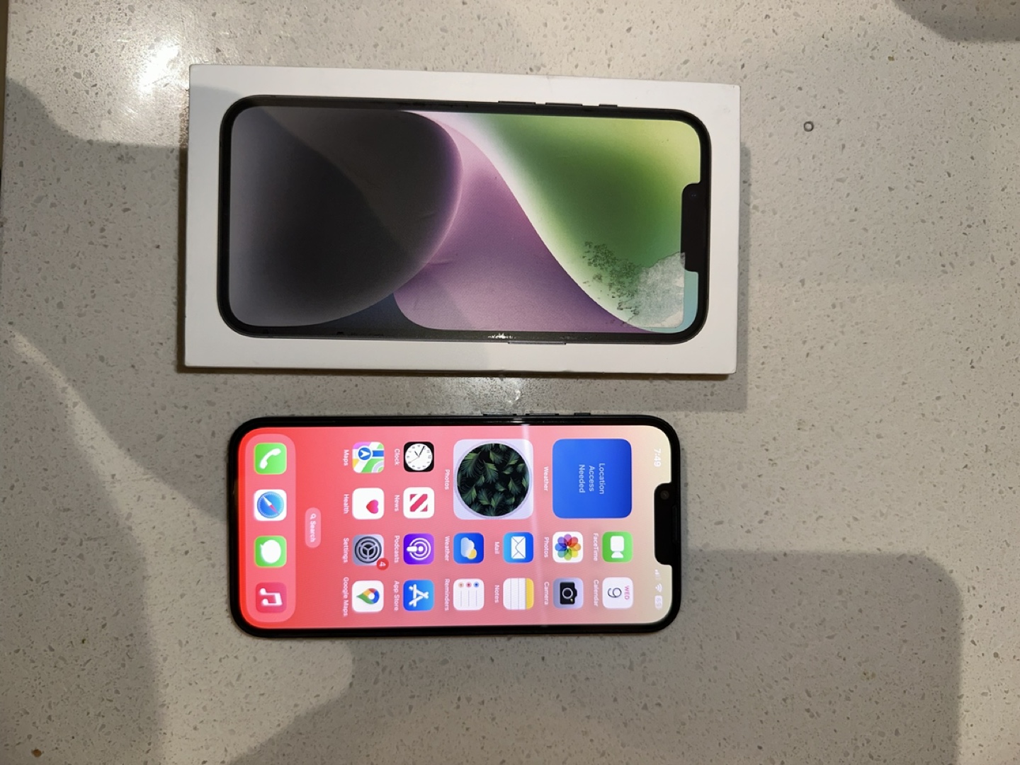 iPhone 14 - photo 2