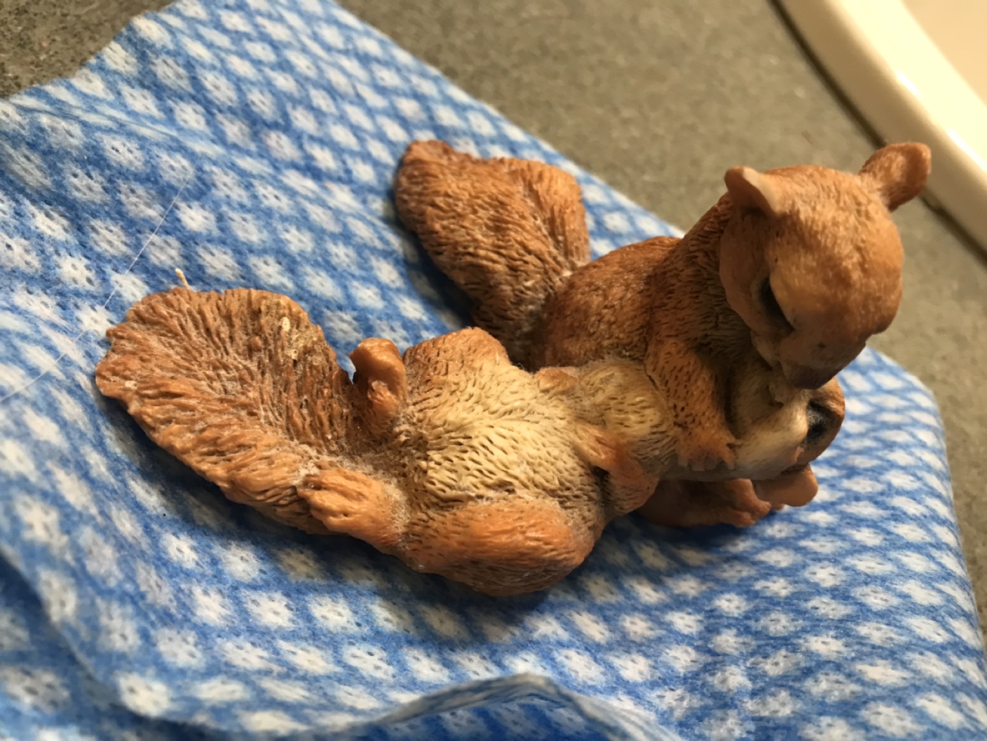 Cute Loving Squirrel Figurine - photo 4