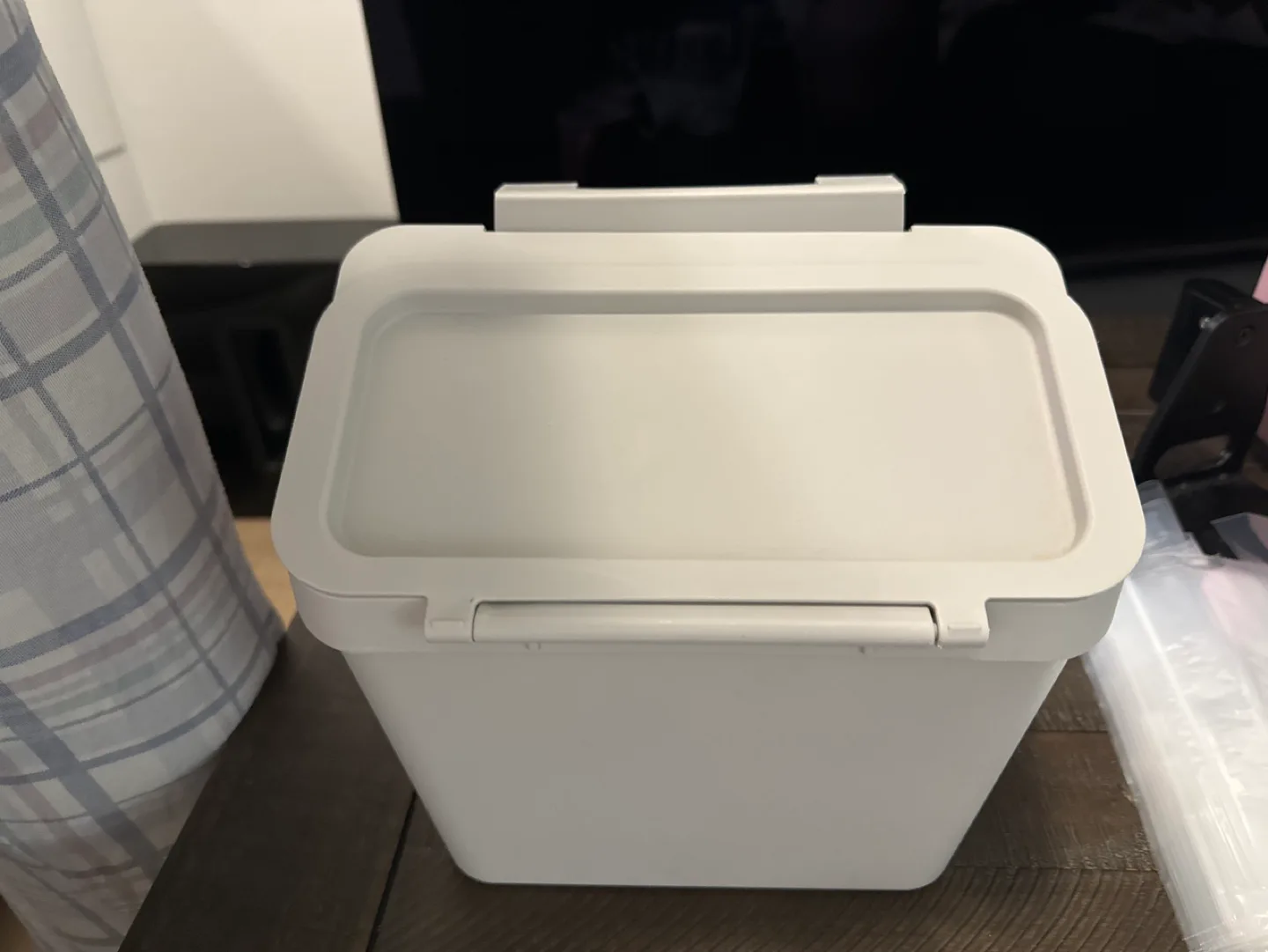 White Plastic Trash Bin with Lid thumbnail