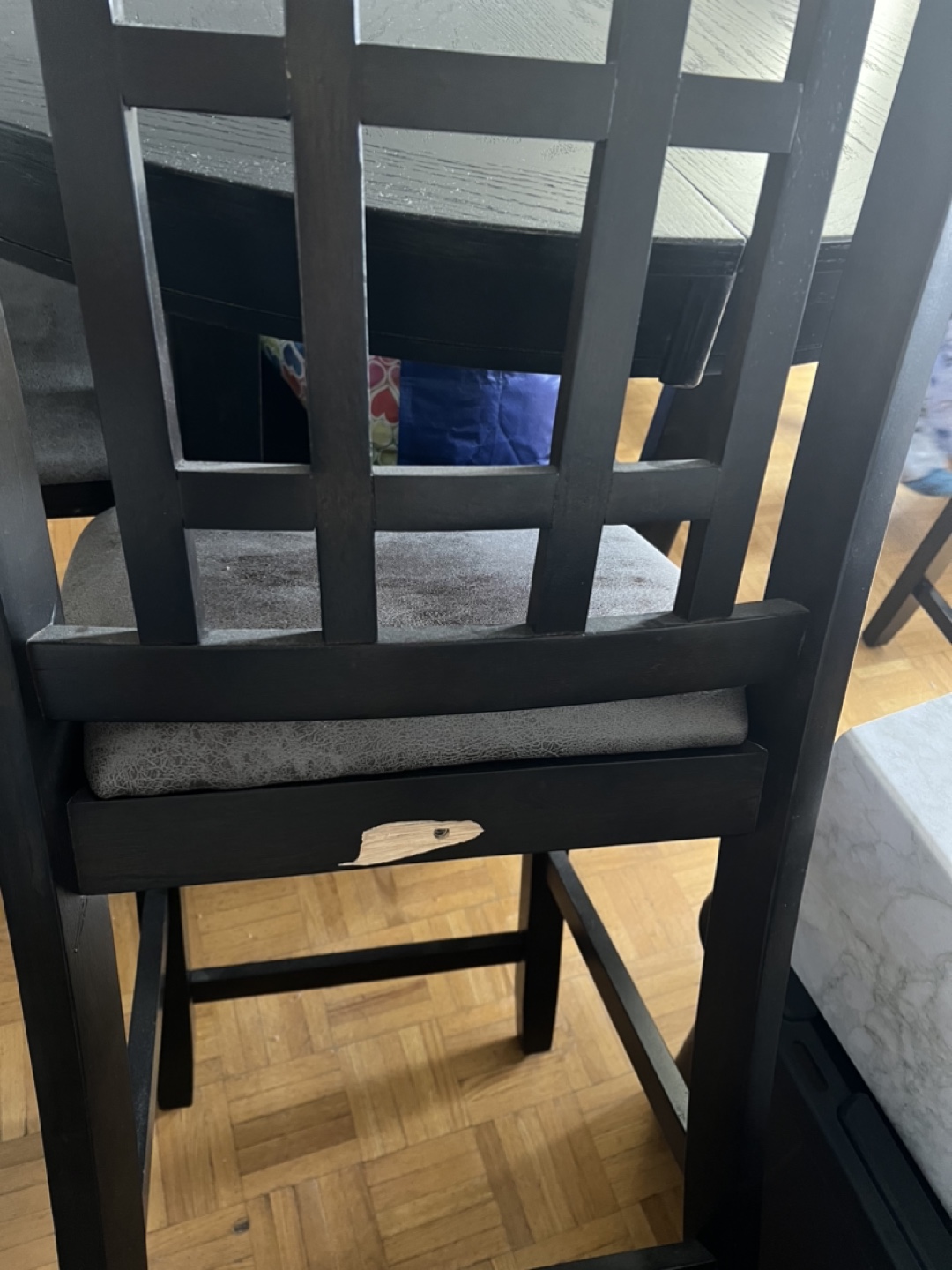 Brown dining table with four chairs - photo 4