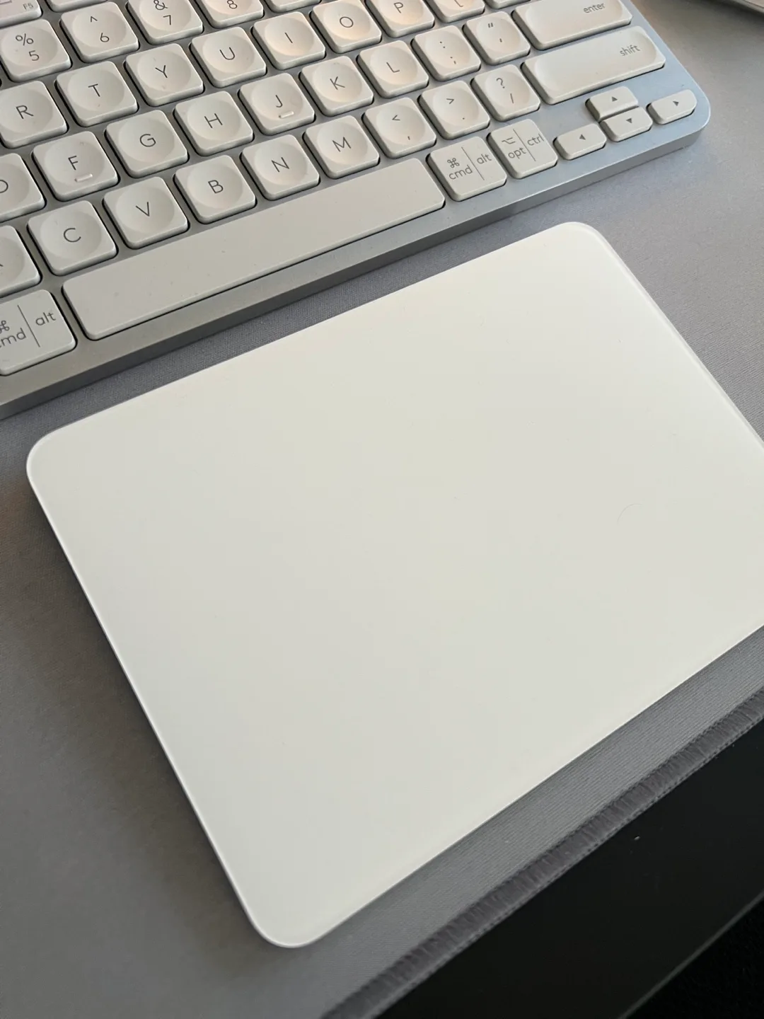 Apple Magic Trackpad - White (Lightning Version) image indicator(2)