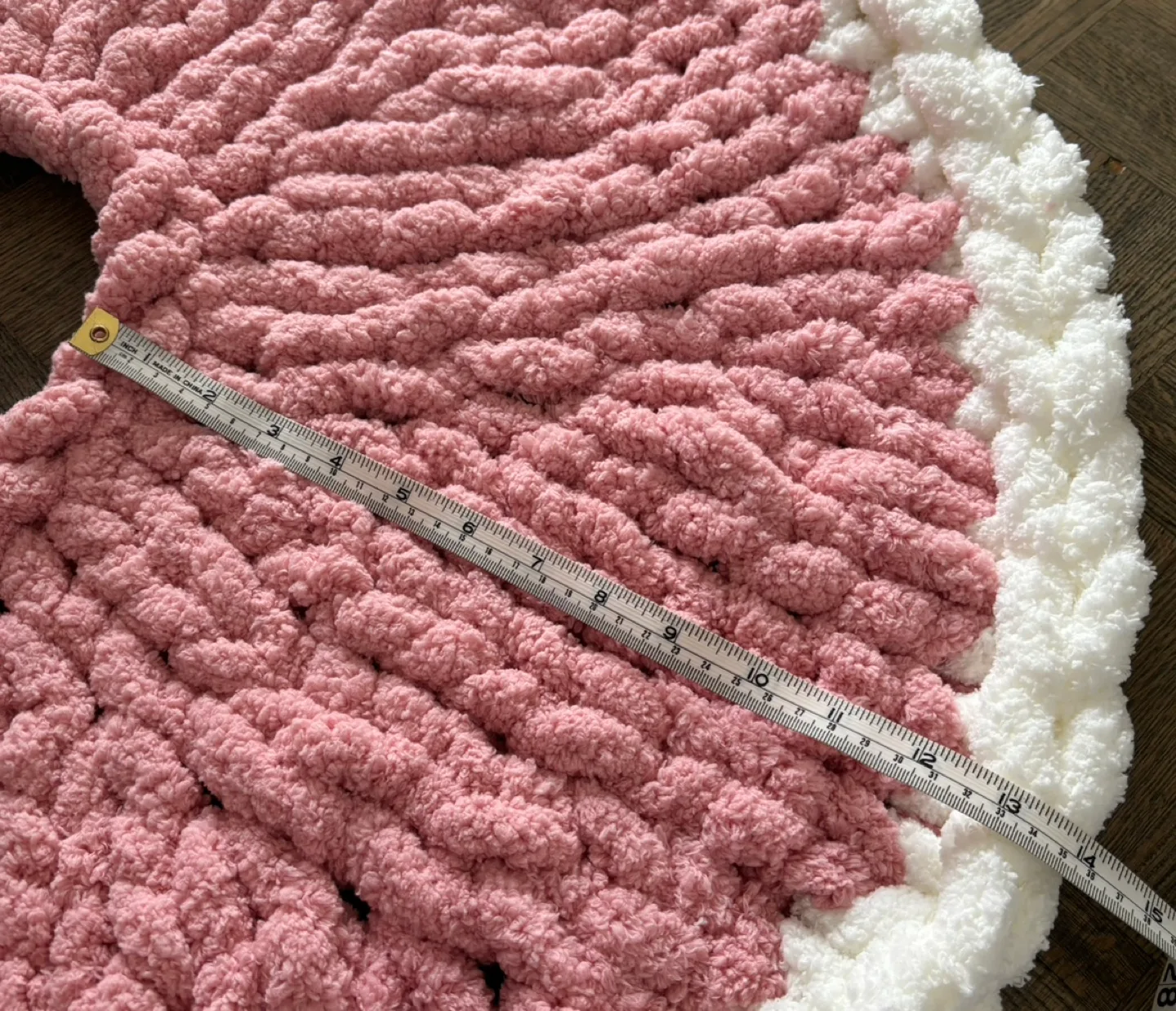 🧡Pink and White Chunky Knit Tree Skirt image indicator(3)