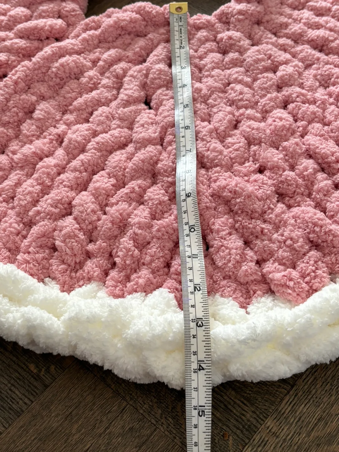 🧡Pink and White Chunky Knit Tree Skirt image indicator(4)