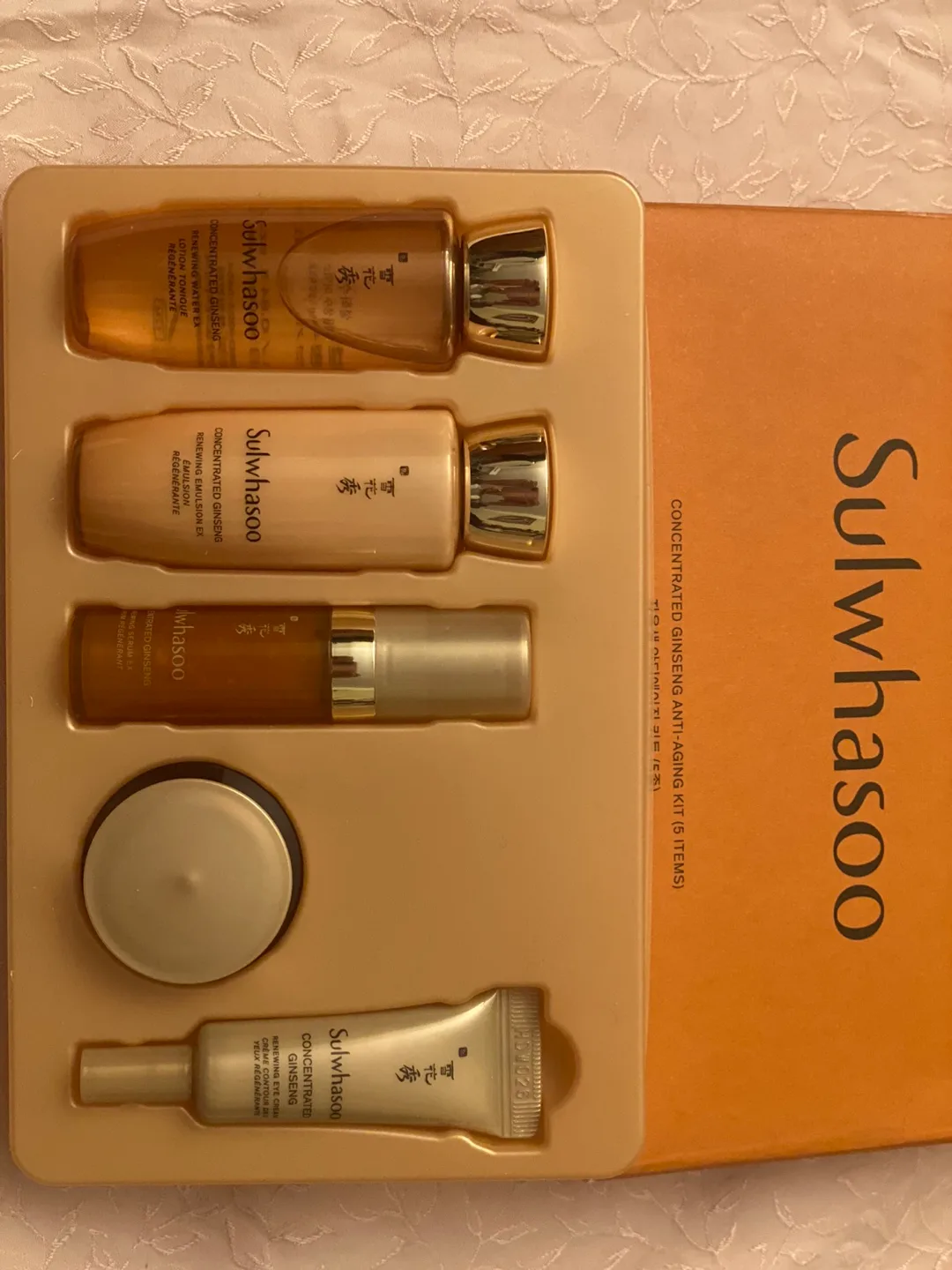 Sulwhasoo Concentrated Ginseng Anti-Aging Kit image indicator(2)