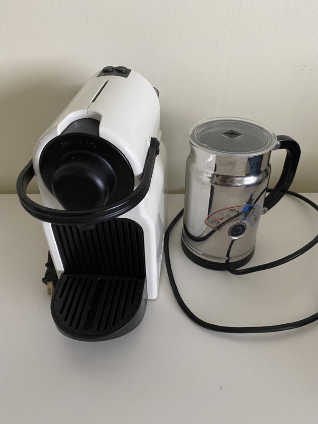 Nespresso Inissia Coffee Machine with Milk Frother and Cups