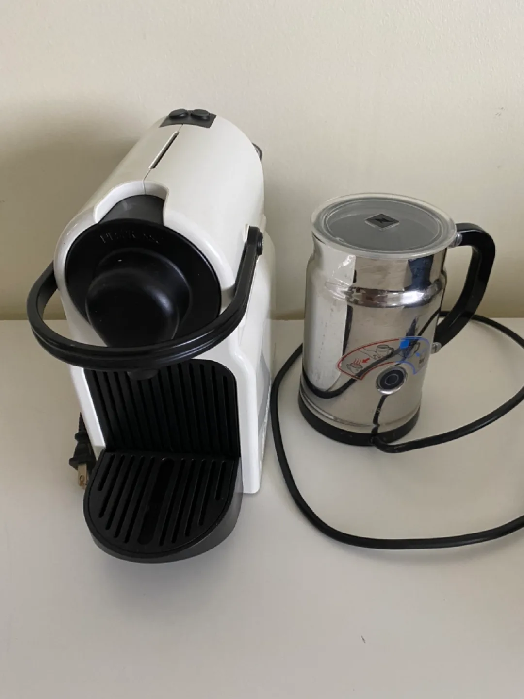 Nespresso Inissia Coffee Machine with Milk Frother and Cups thumbnail