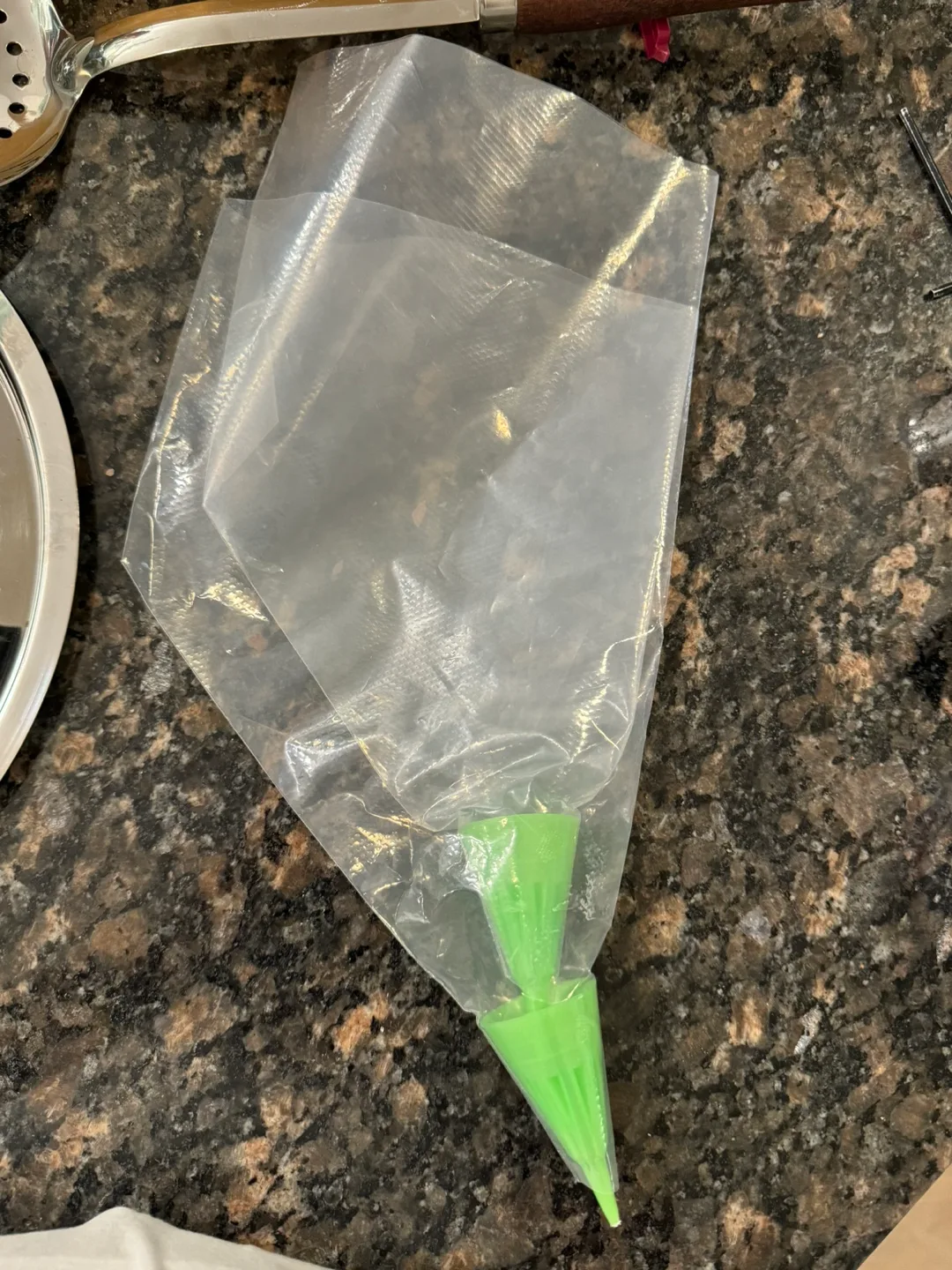 Reusable Decorating Bags with Tips (UNUSED) thumbnail