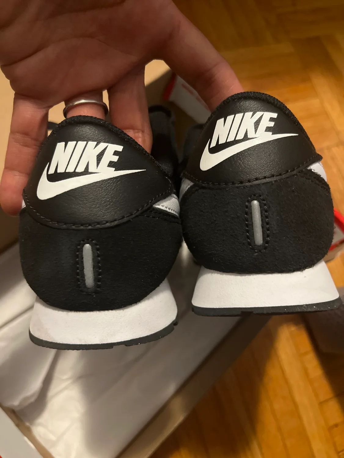 Nike MD Valiant (GS) Size 6Y image indicator(3)