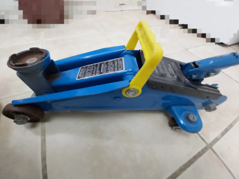 Hydraulic Car Jack 2 Ton (2000KG/4400LBS). Has wheels. thumbnail