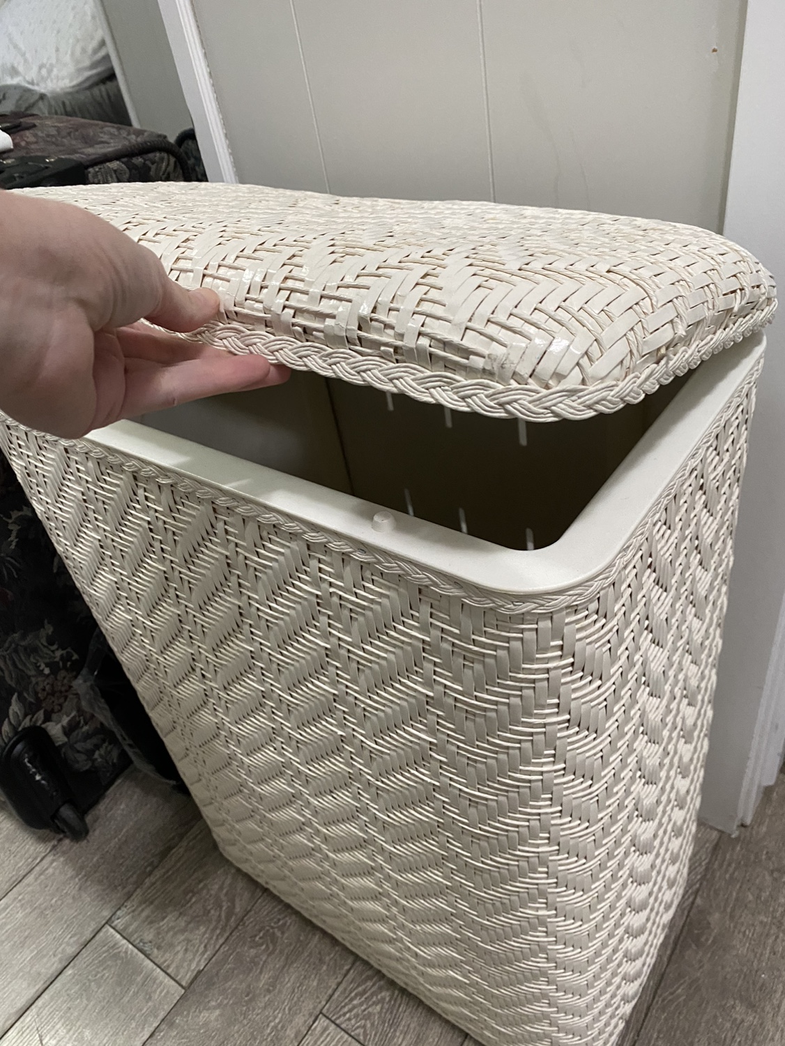 White Wicker Laundry Basket - photo 3
