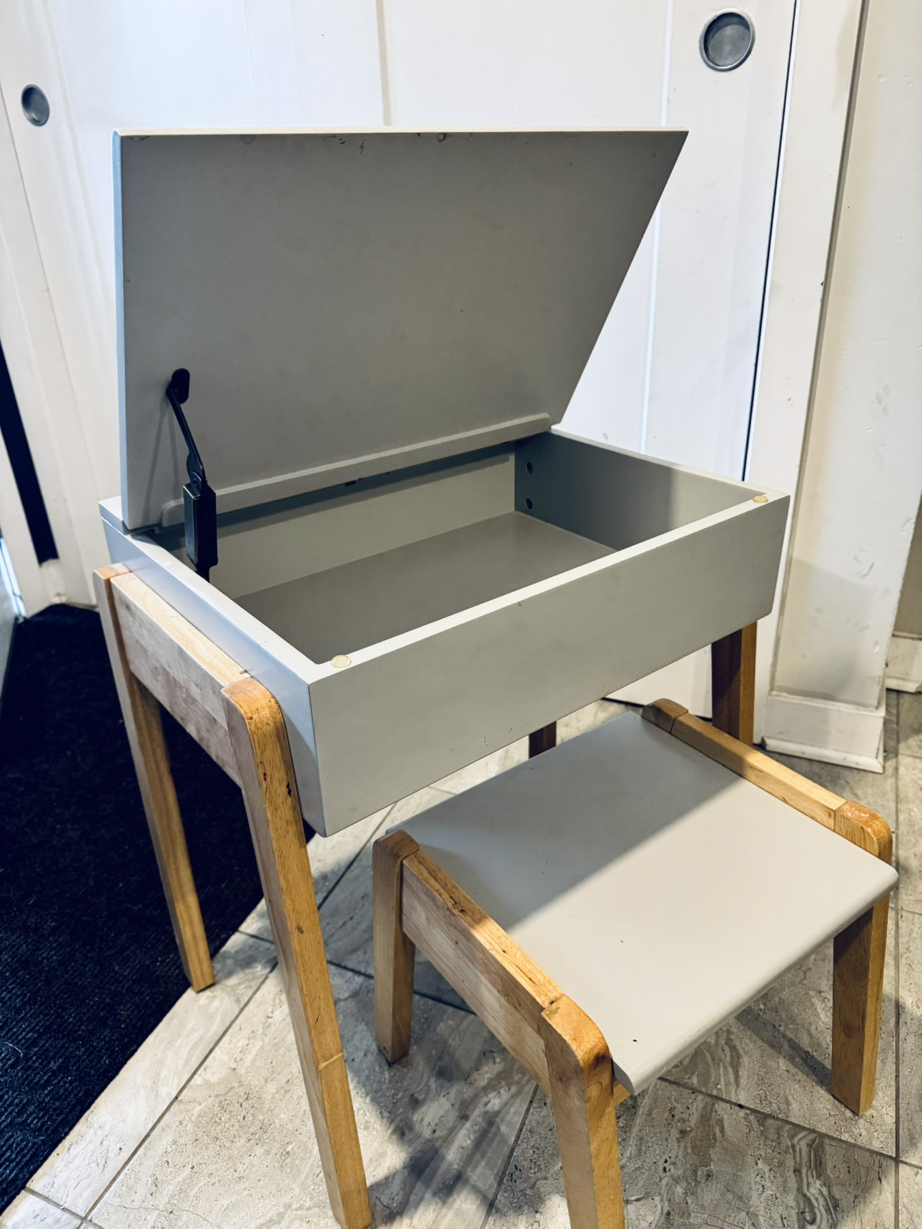 Kids Desk and Stool Set - photo 2
