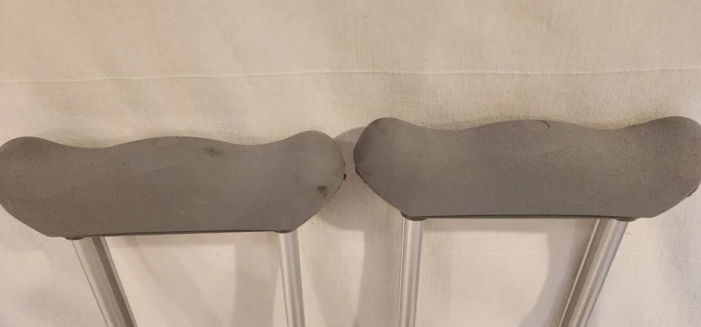 Pair of Crutches image indicator(2)