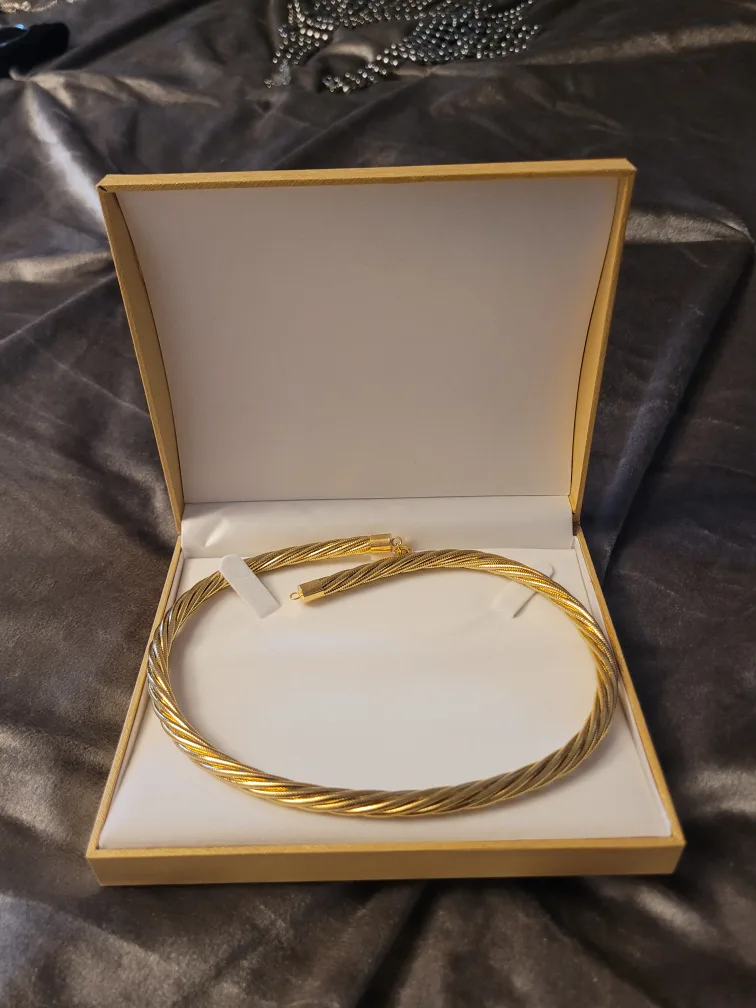 Statement pieces great for gifting image indicator(3)