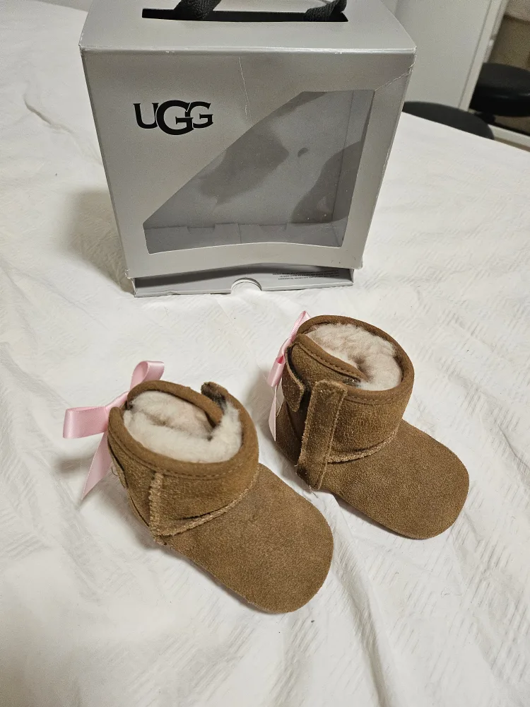 Ugg Baby Booties with Pink Bows image indicator(4)