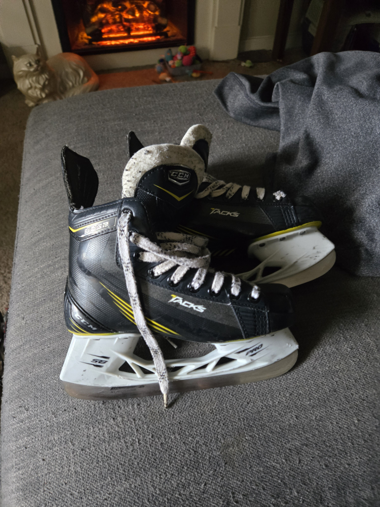 Junior Size 3 CCM Tacks 3052 Hockey Skates
