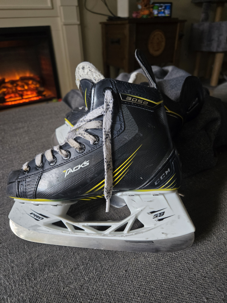Junior Size 3 CCM Tacks 3052 Hockey Skates - photo 3