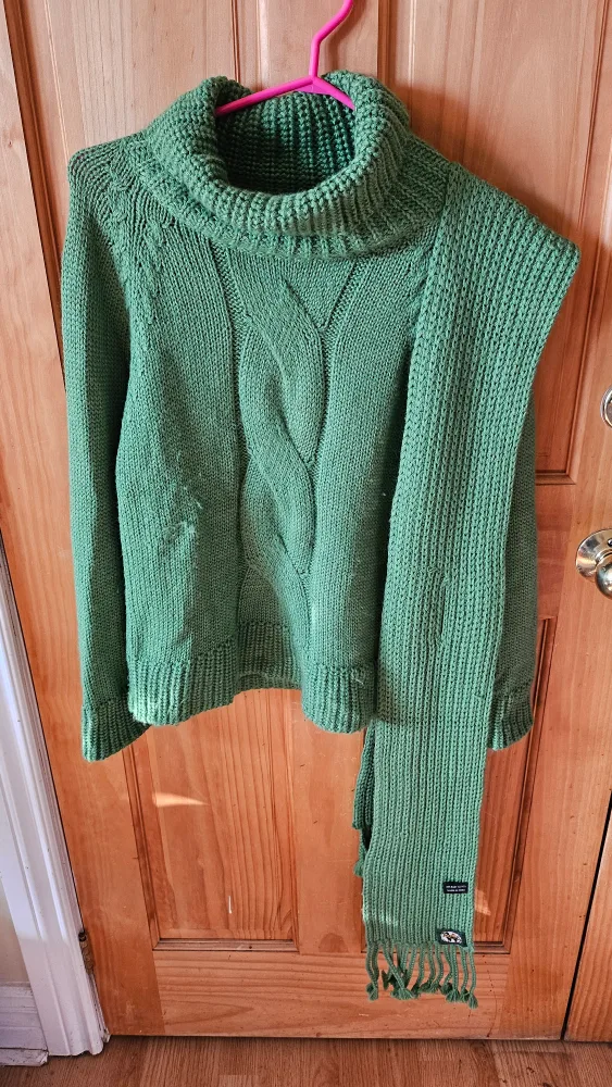 ALPACA WOOL TURTLENECK SWEATER WITH MATCHING SCARF AND GLOVES image indicator(4)