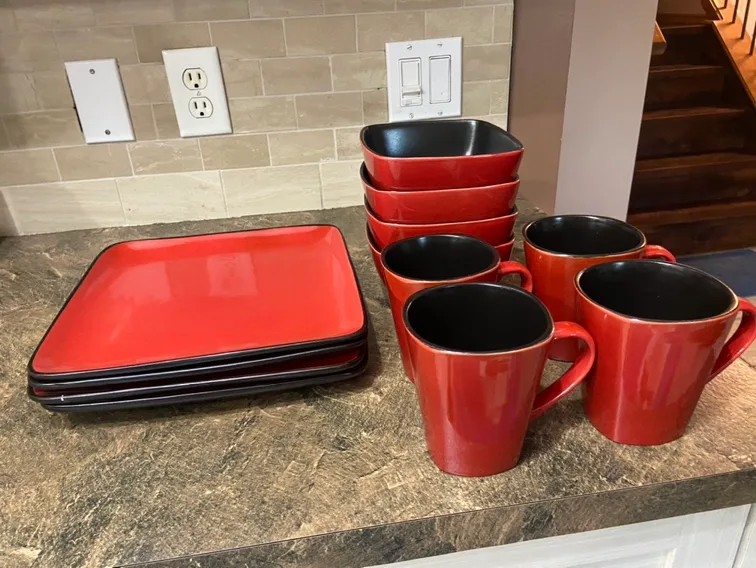 Red Dinnerware Set image indicator(4)