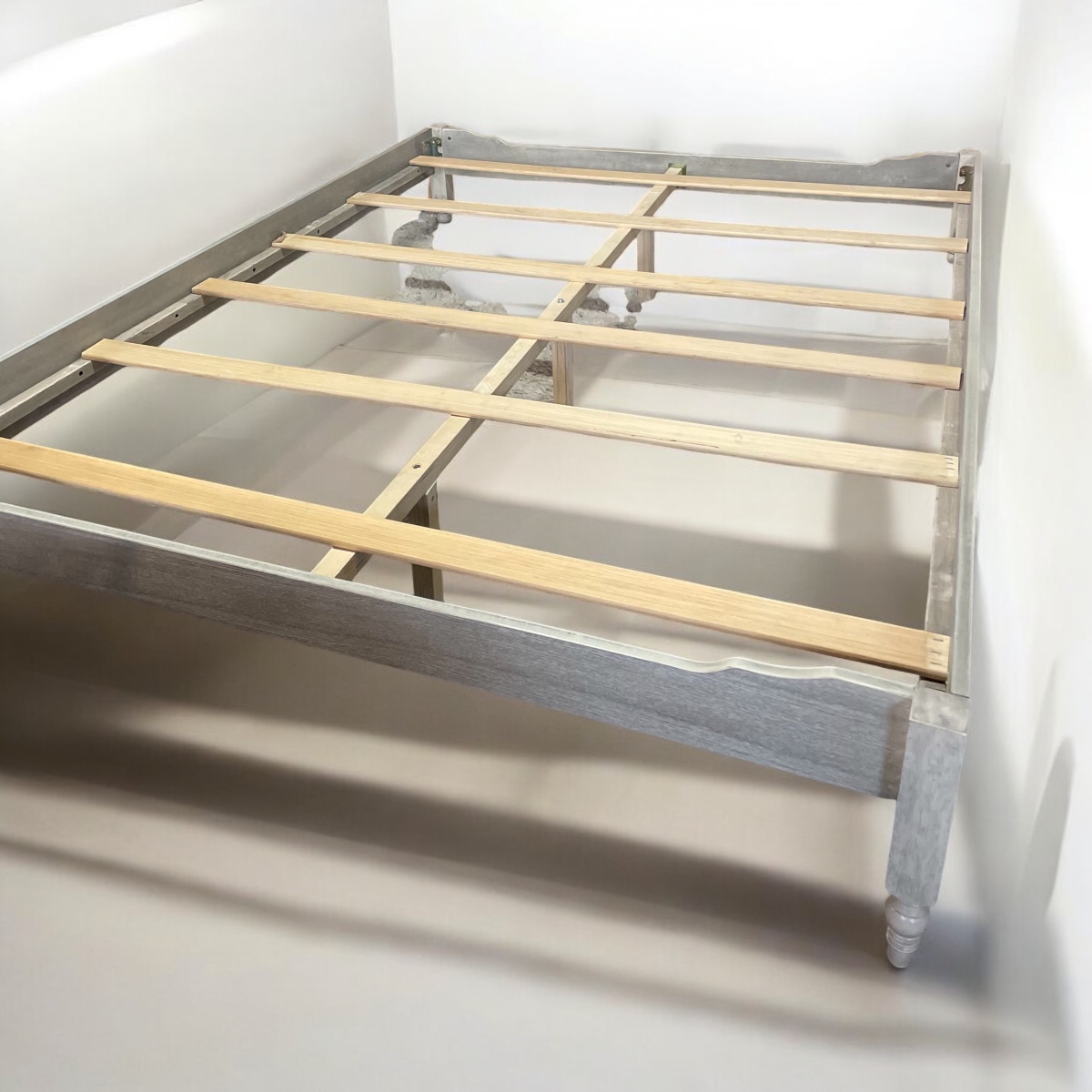 Queen size bed frame - photo 2