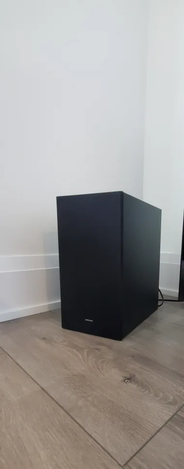 Samsung 55" QLED 4K Q80C and Soundbar with Subwoofer image indicator(2)