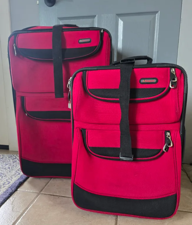 Red Suitcase Set thumbnail