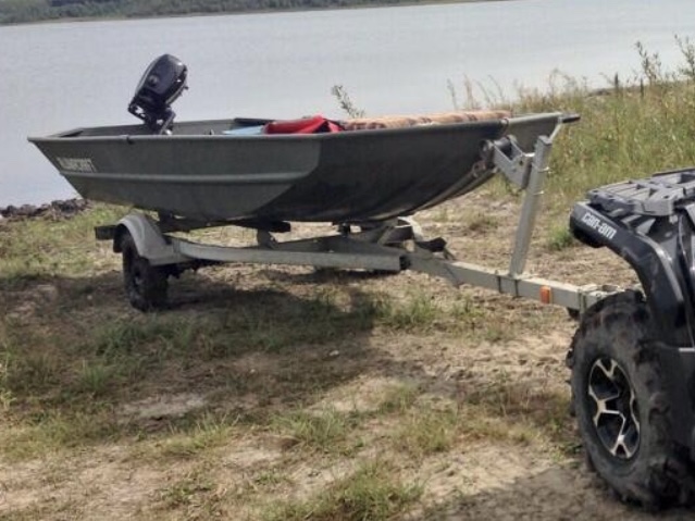 Fishing Alumacraft - Jon Boat Package (low hours)