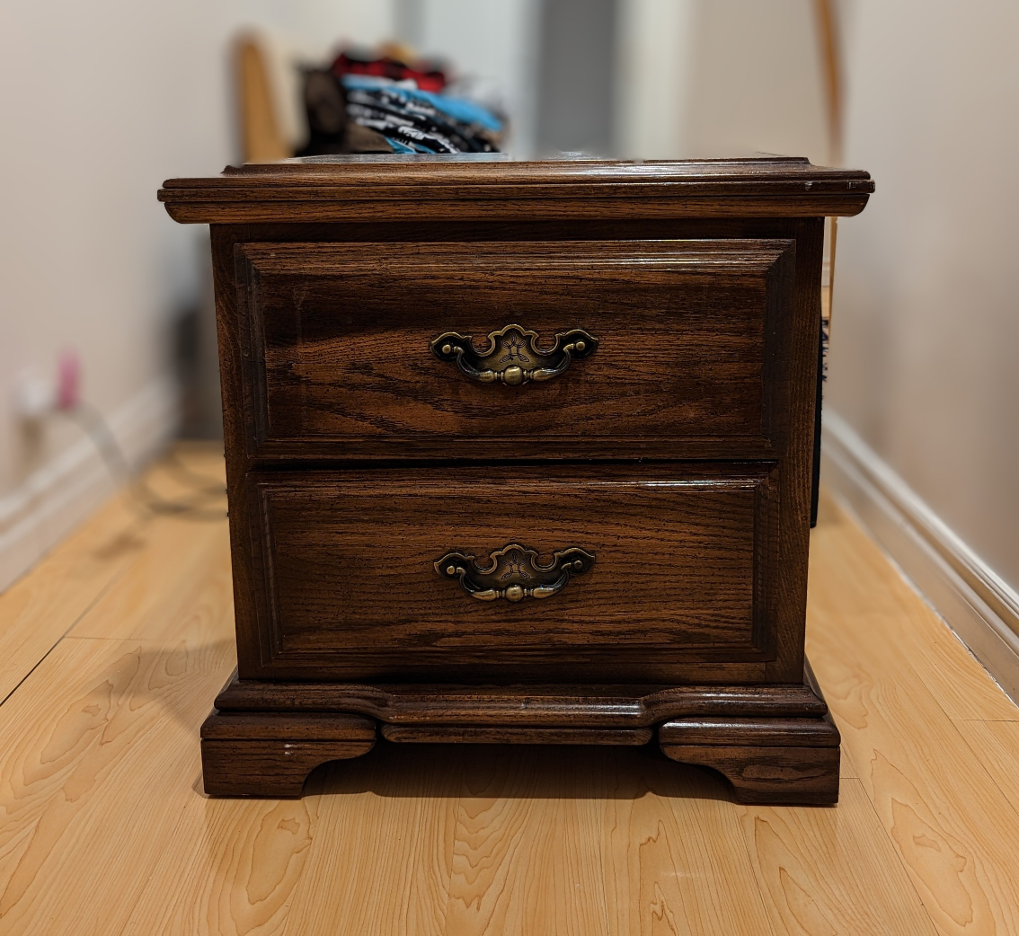 🛋️ 2 Vintage Wood Nightstands and 1 Lamp