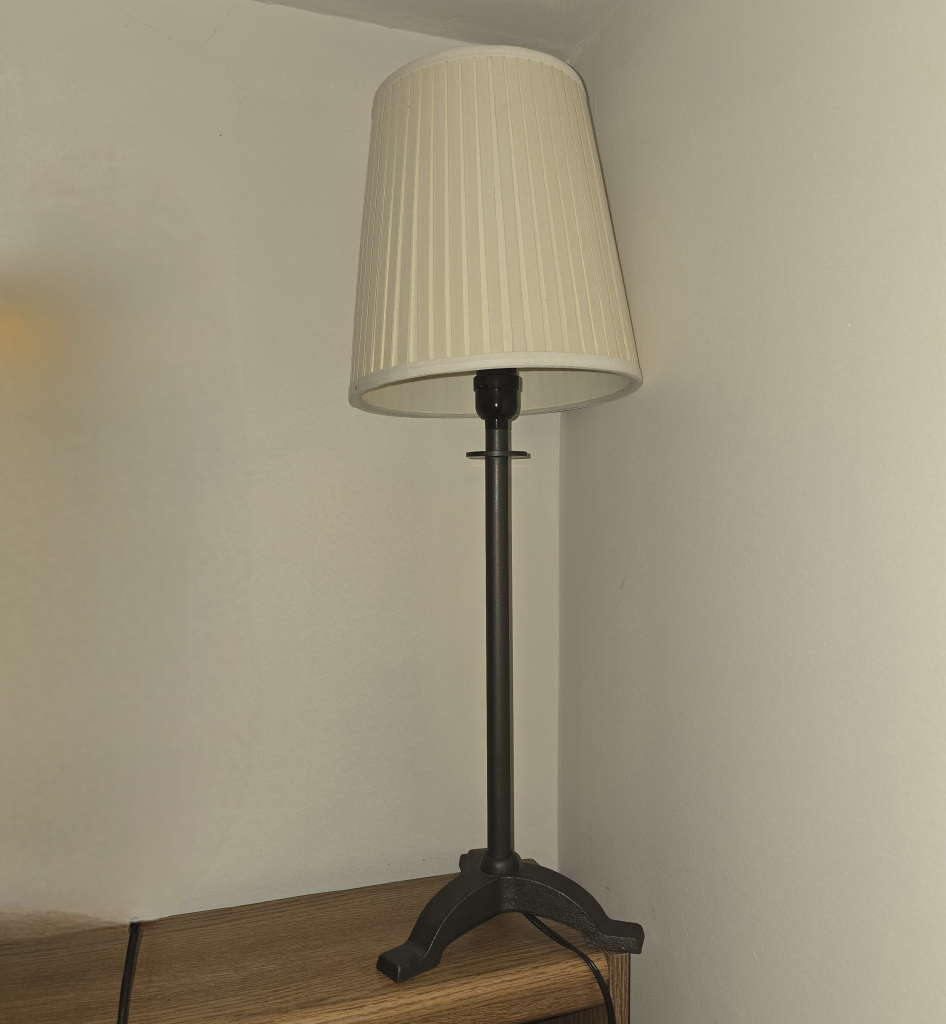 🛋️ 2 Vintage Wood Nightstands and 1 Lamp - photo 2