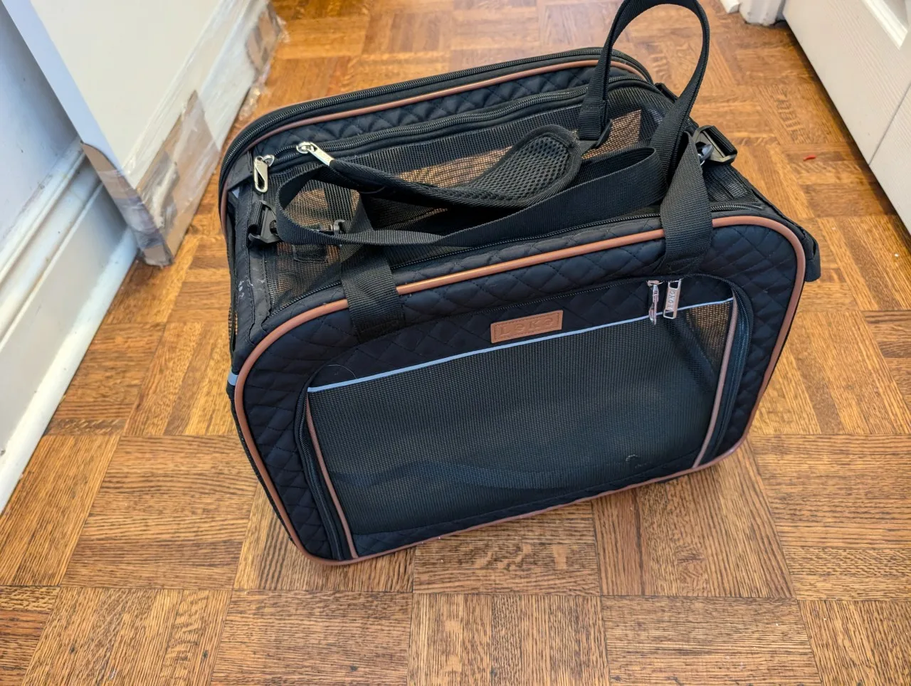 Leke Pet Carrier with Wheels image indicator(4)