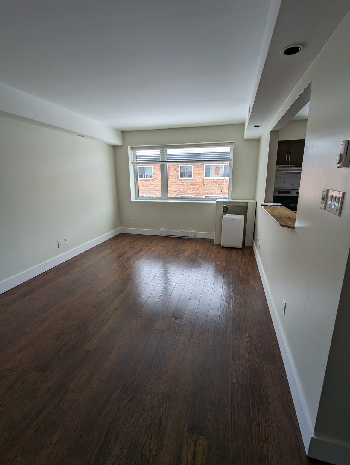 1 Bed 1 Bath - Apartment - photo 2